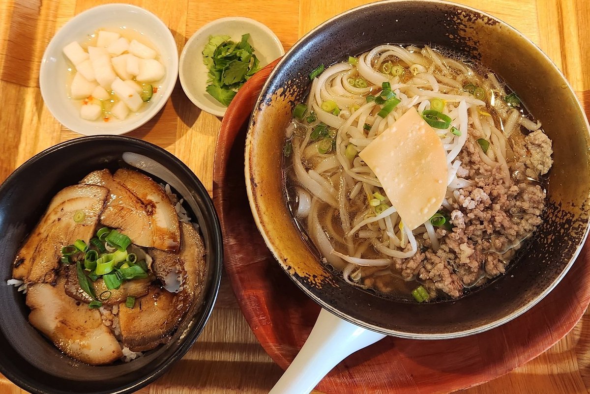 #ランチ
#タイ料理
#汁そば

タイ風汁そばと豚丼セット😋

今日蒸し暑かったなぁ🌥️😵💧