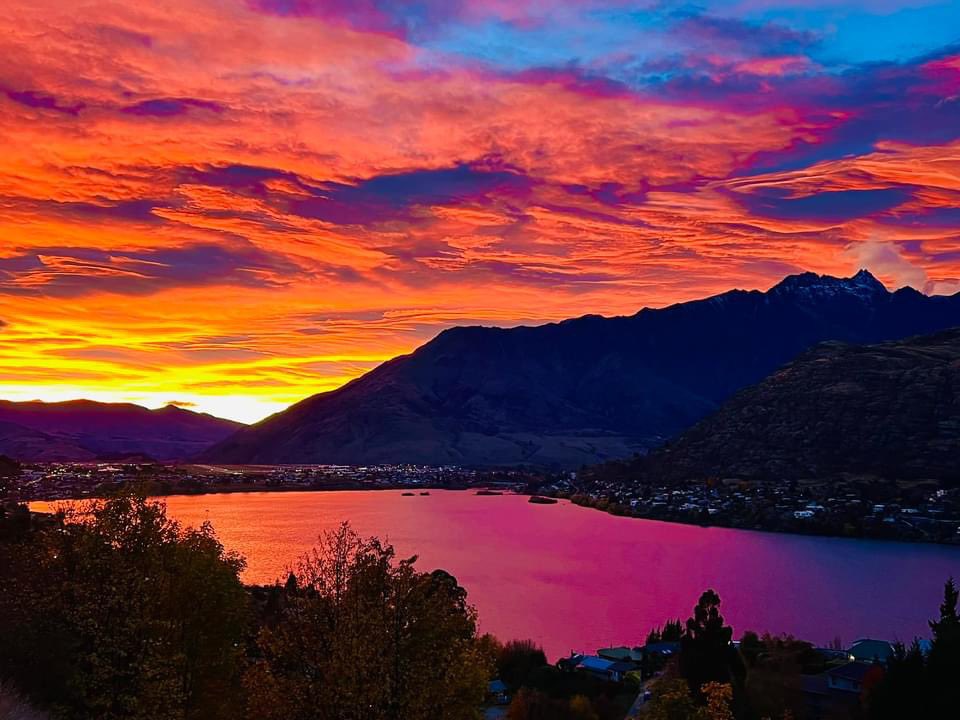 Wow!!! Who caught the Stella sunrise this morning 😍
We are out 24/7, we capture some magic moments out on the road.
Join us here at Queenstown Taxis.
03 450 3000
#sunrise #sunrise_sunset_photogroup #sunriseoftheday #sunriselover #majestic #majesticcoloring #colors #colorfull