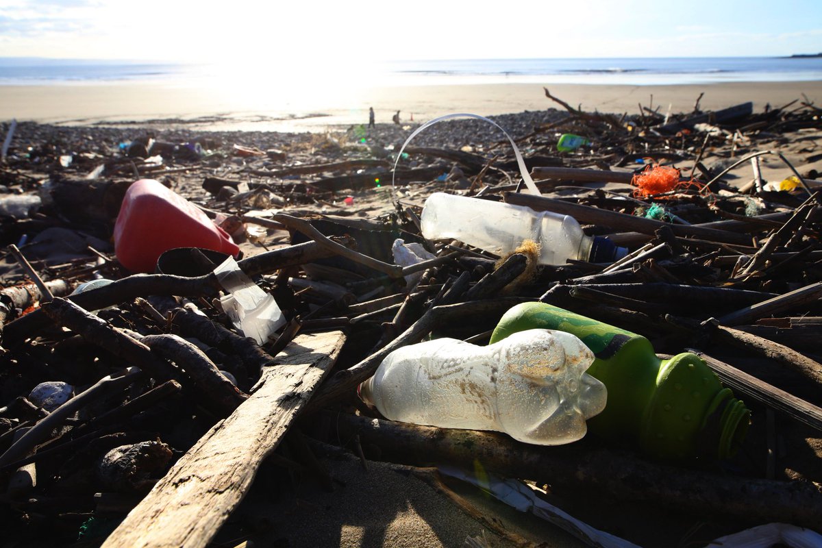 Survey finds that 60 firms are responsible for half of world’s plastic pollution! theguardian.com/environment/20… There’s drinks related plastics everywhere, on our beaches, in our rivers, seas and countryside. Yet still the U.K. hasn’t got a Deposit Return Scheme #DRS - Wales no…