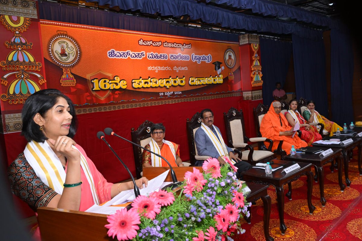 mahavidyapeetha's tweet photo. The 16th Graduation Day Ceremony of JSS College for Women, Saraswathipuram was held on 29th April 2024 in the divine presence of HH Jagadguru Sri Shivarathri Deshikendra Mahaswamiji. Smt. C Shikha IAS, Commissioner, Commercial Tax Department delivered the Graduates Address. https://t.co/XglLBNhbZM