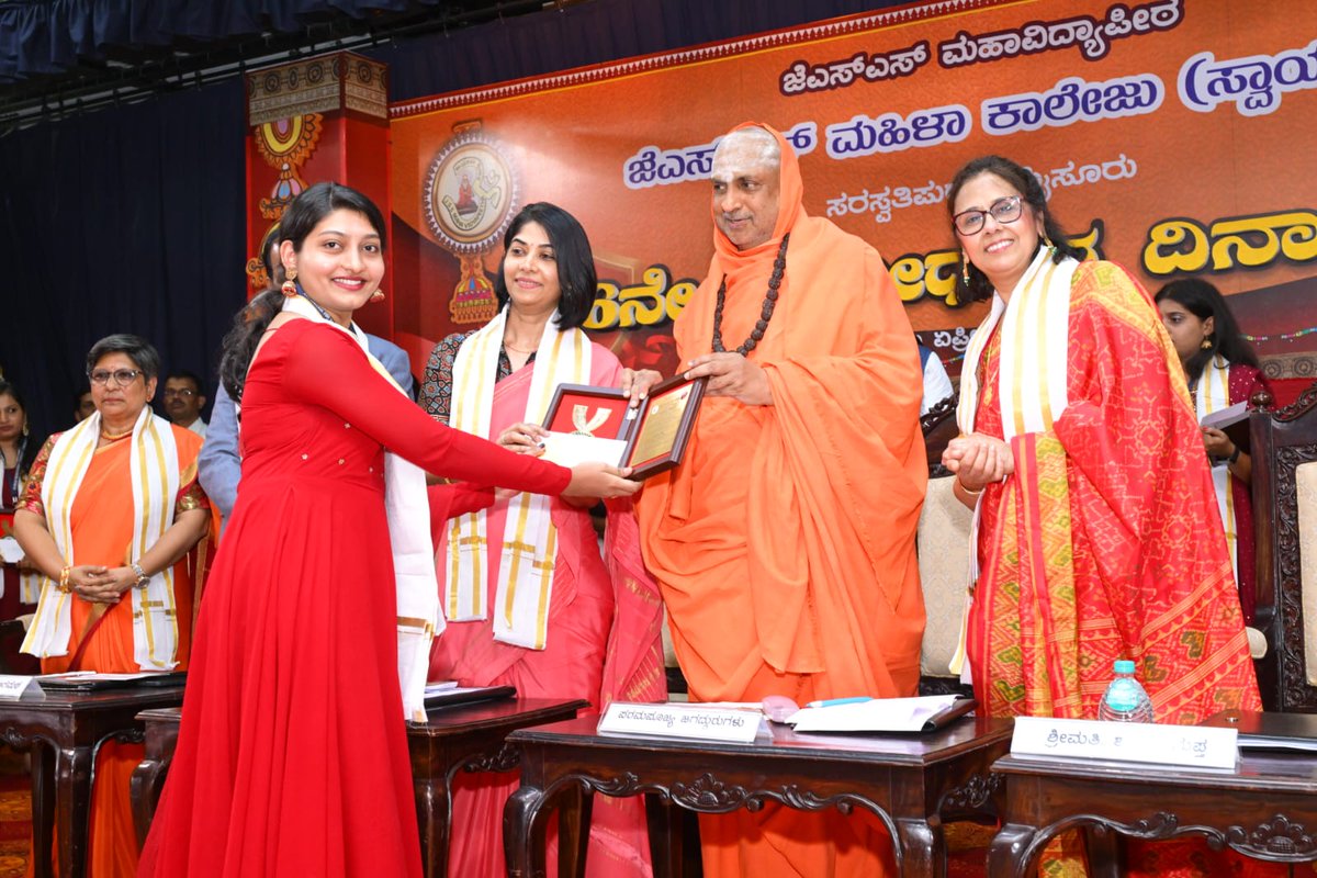mahavidyapeetha's tweet photo. The 16th Graduation Day Ceremony of JSS College for Women, Saraswathipuram was held on 29th April 2024 in the divine presence of HH Jagadguru Sri Shivarathri Deshikendra Mahaswamiji. Smt. C Shikha IAS, Commissioner, Commercial Tax Department delivered the Graduates Address. https://t.co/XglLBNhbZM