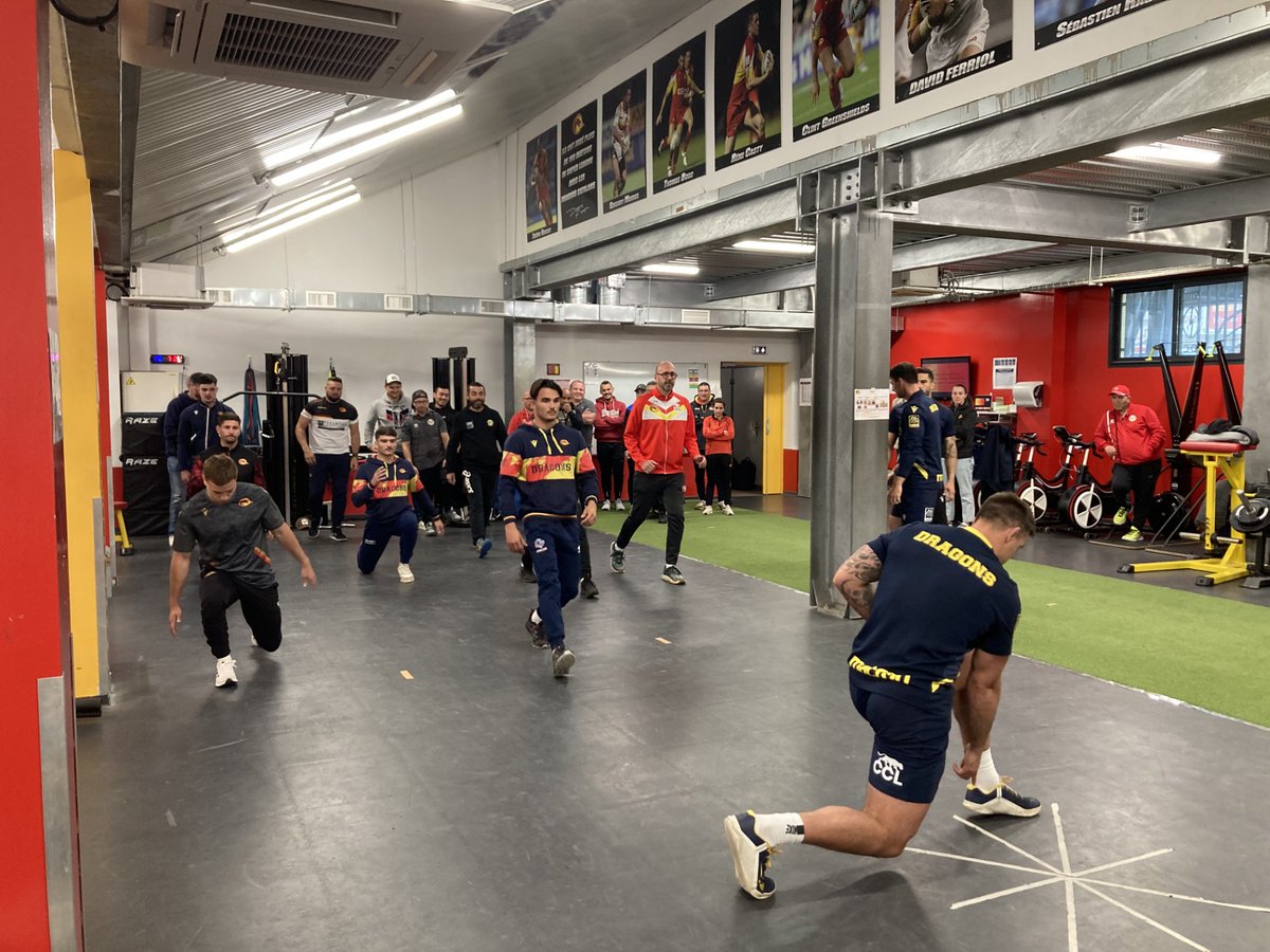 Hier soir avait lieu la 3ième réunion d’échange entre le staff des Dragons et les éducateurs et entraineurs du département. Cette réunion, qui s’est déroulée au stade Gilbert Brutus, était axée cette fois-ci sur la préparation physique. Matt Parr, Responsable de la Performance,