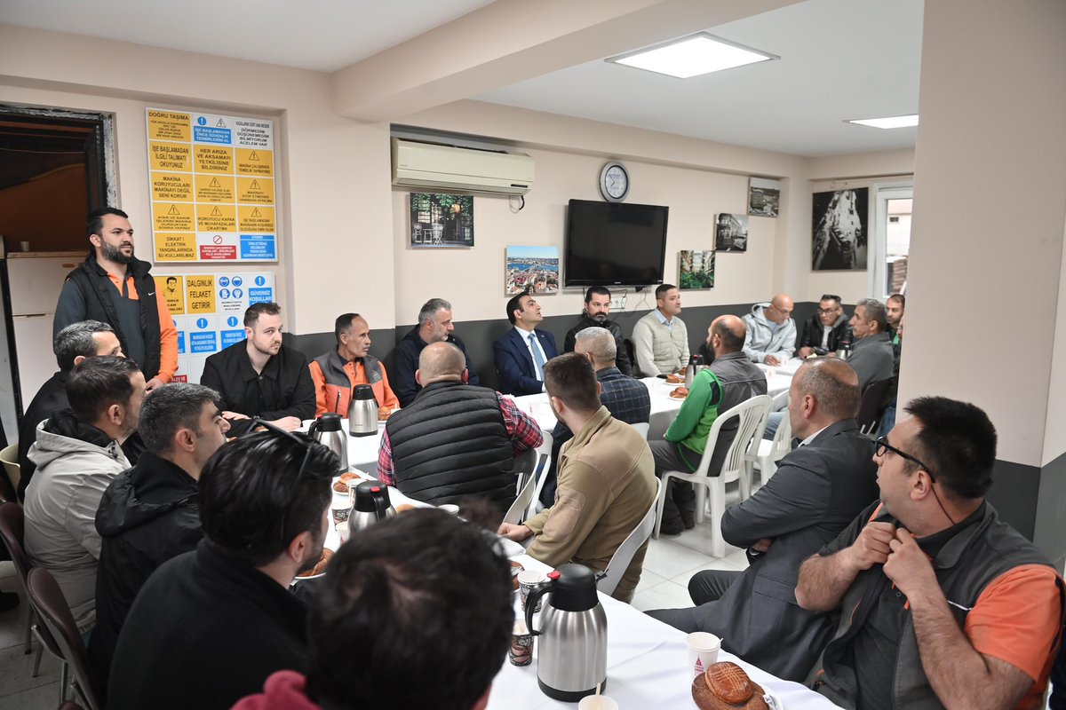 Beyoğlu'nun her köşesini emeğiyle güzelleştirenlerle buluştuk. 🌿 

Park ve Bahçeler ile Fen İşleri'ndeki çalışanlarımızla bir araya geldik, 1 Mayıs Emek ve Dayanışma gününü kutladık. Çalışmalarında kolaylıklar diliyorum.