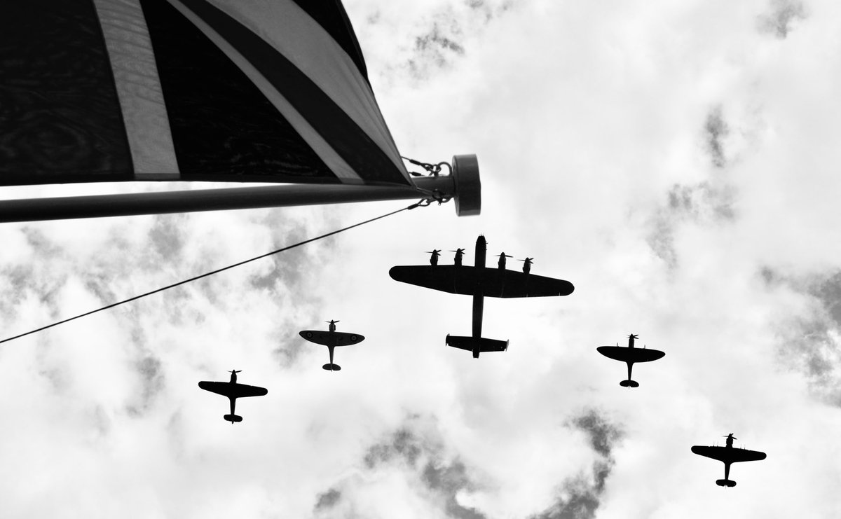 @DailyPicTheme2 A Lancaster, a pair of Spitfires and a pair of Hurricanes flying in formation #Overhead The Mall in Central #London #DailyPictureTheme