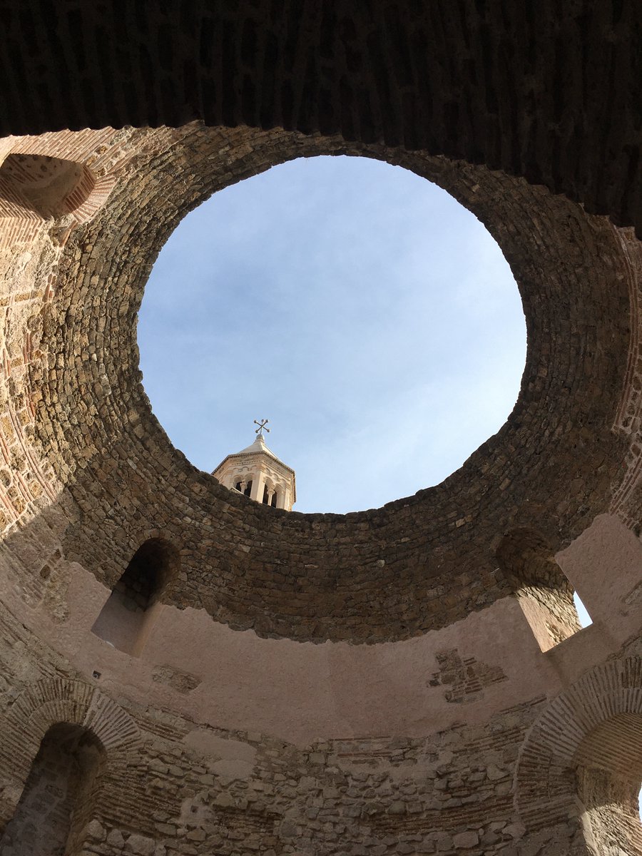@DailyPicTheme2 Today's
#DailyPictureTheme
is
#Overhead

A hole to... the sky 🔵⚪️🔵☀️😃
(Dziurą do... nieba)
Diocletian's Palace / Split 🤩

#Split #Croatia #Albumpodrozy #Travelphotography
📷/my/ 🇭🇷