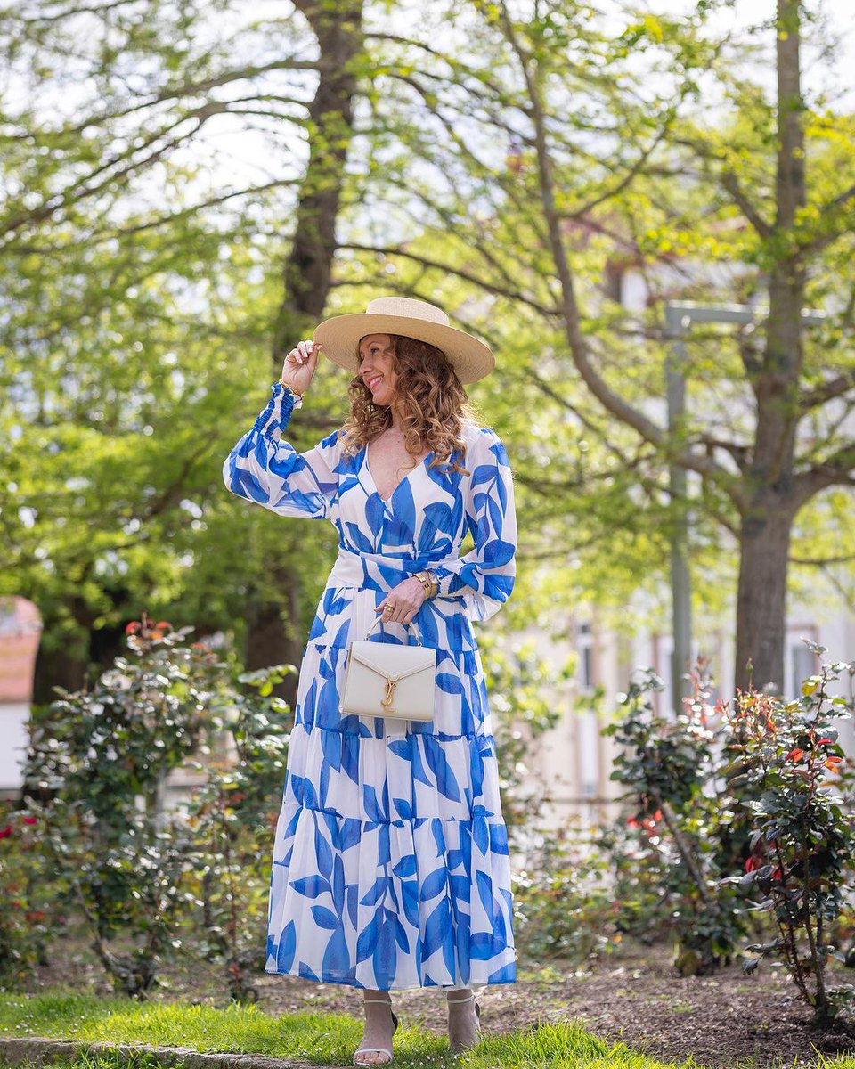 👗Embrace the essence of spring in our Blue Leaf Chiffon Maxi Dress. Flowy, feminine, and utterly fabulous!🌿@carlotastyle 

🛍️Shop now: chicwish.com/blue-leaf-cris…

#chicwish #dress #chiffon #maxidress #SpringOutfits #ootd