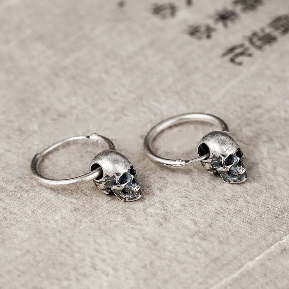 Vintage Silver Skull Hoop Earrings

order now:
sterlingloves.com/products/vinta…

#gothicjewelry #silverearrings