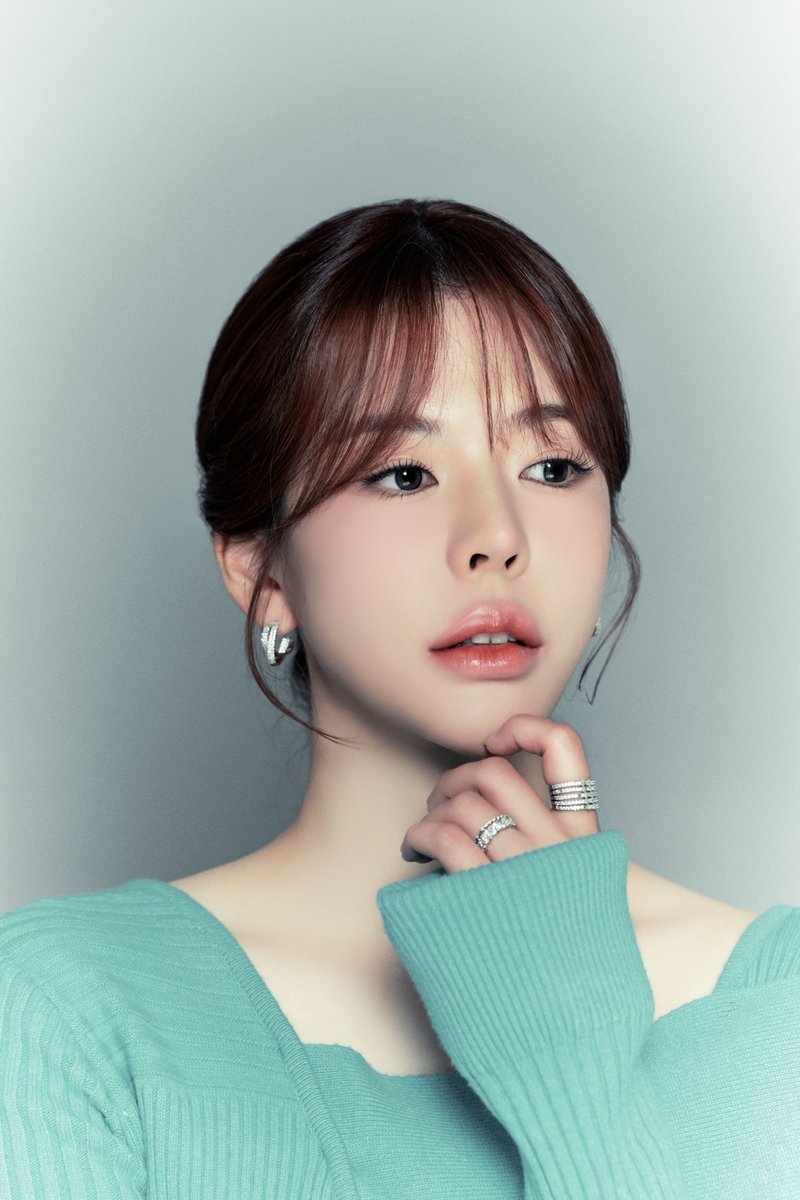 SoonkyunerLater's tweet photo. Sunny really is running her own independent agency through bubble 😭

"Turquoise symbolizes wisdom, tranquillity, protection, good fortune and loyalty" https://t.co/TF8d23WD61