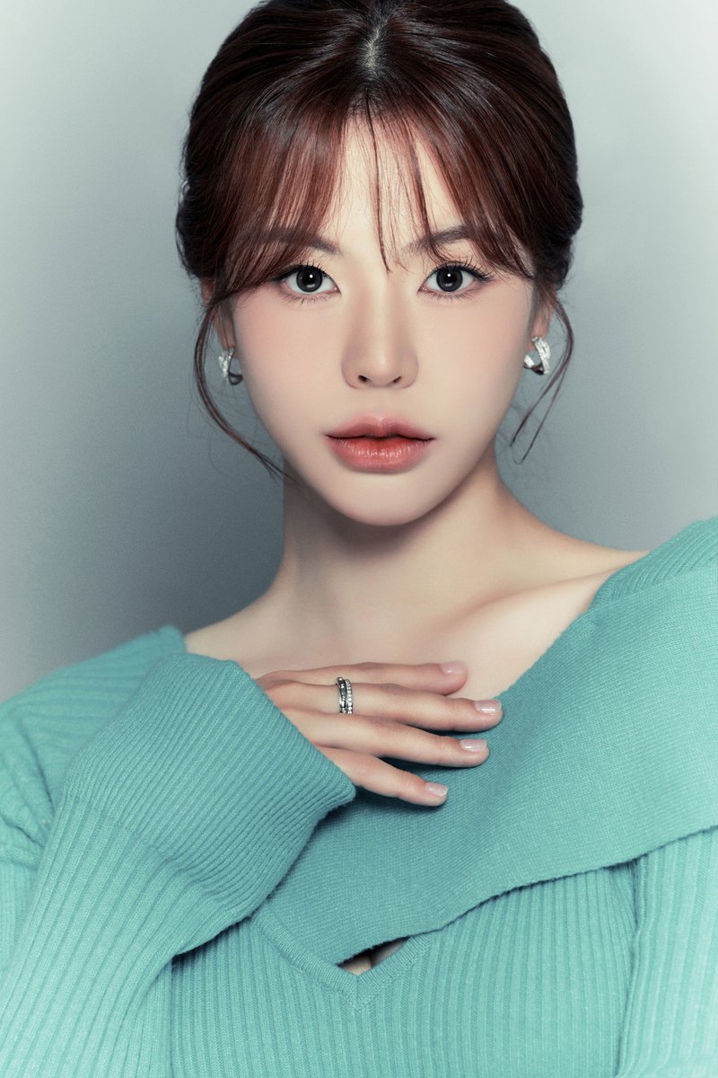 SoonkyunerLater's tweet photo. Sunny really is running her own independent agency through bubble 😭

"Turquoise symbolizes wisdom, tranquillity, protection, good fortune and loyalty" https://t.co/TF8d23WD61