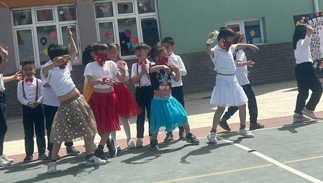 Tokat'ta 23 Nisan kutlamaları sırasında 4 erkek öğrenciye etek giydirip peçe taktıran okul yönetimi ve programı düzenleyen öğretmenler hakkında soruşturma başlatıldı.