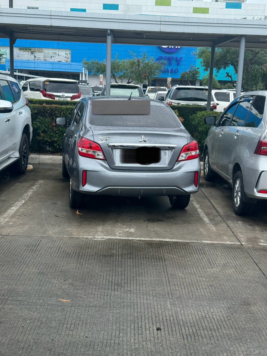 Itong driver na ito TABINGI ang KARGADA, leaning towards the right. Apektado pati pag parking niya.