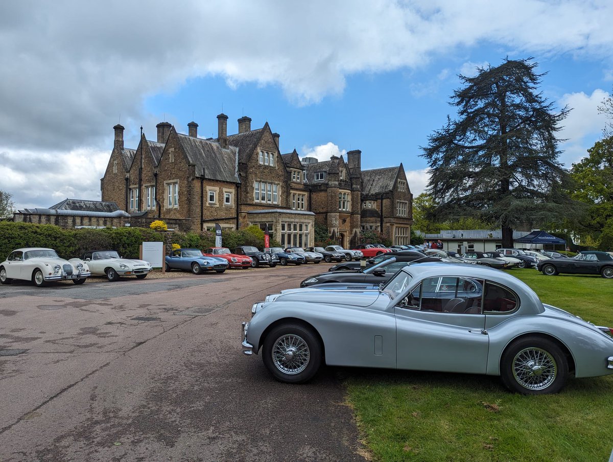Amazing selection of classic Jaguars meeting at Hartsfield Manor at the weekend 🤩