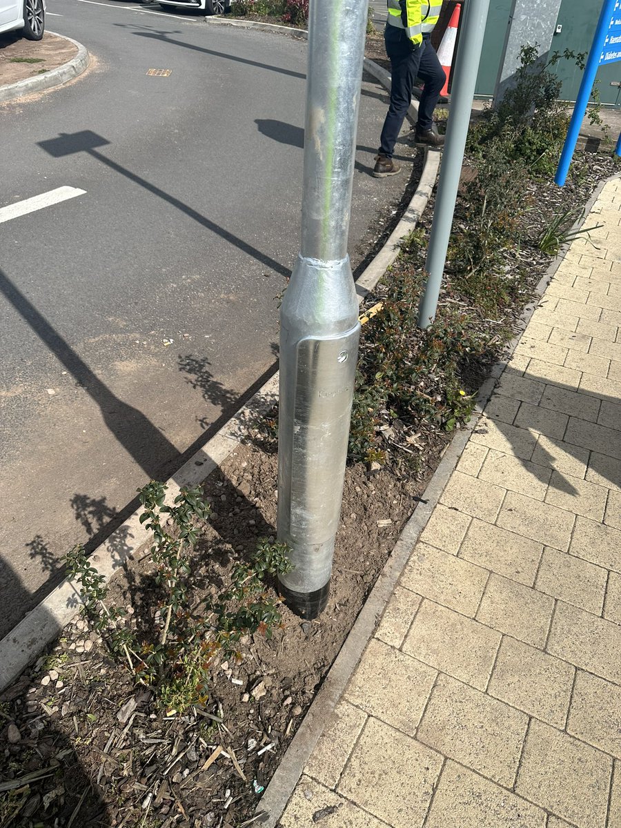 Changing lamppost at Heartlands Hospital visitors car park 🚗 The lads did an amazing job 👍🏼

#streetfurniture #hobdaysolutionsltd #lamppost #colomn #lighting #carpark #led #kingfisherlamppost #kingfisher #nhs #carpark #electrical #hobday #heartlands #hospital