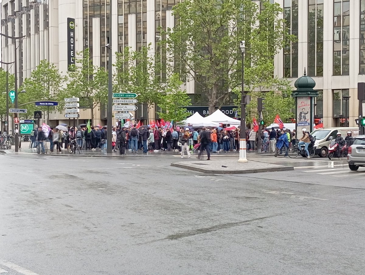 Regardez cette 'foule' place de Clichy, en soutien à Panot et Hassan convoquées pour 'apologie de terrorisme'. 😎😀