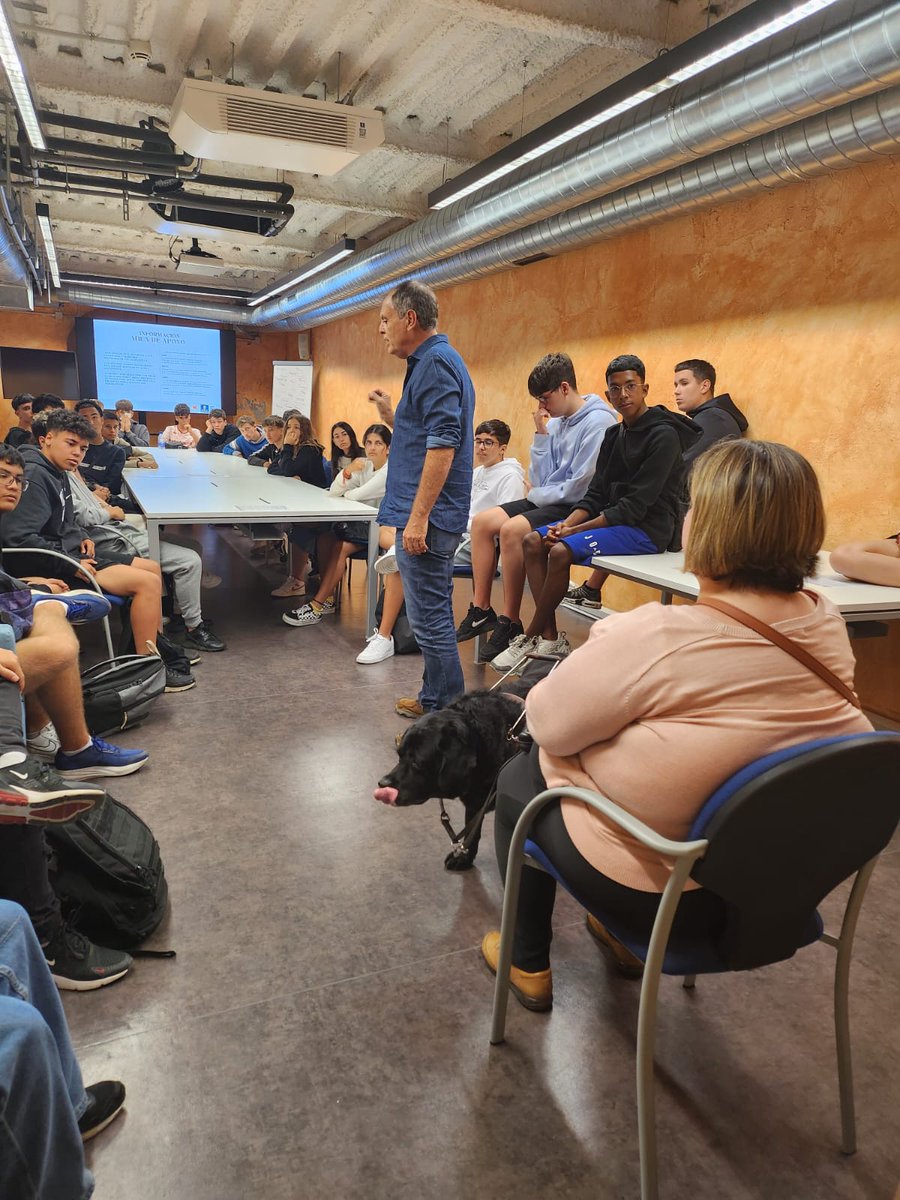 Ayer el instituto IES La Minilla visitó la Biblioteca Insular Pudieron conocer todos los rincones y servicios que se ofrecen en ella Además, recibieron una charla de la integradora social Ruth Díaz Ali