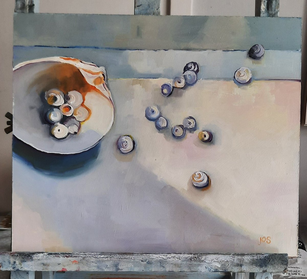 Giving myself much needed space within my paintings, they're still shell collections, and I'm still looking at sunlight. How do you develop your work?
#welshart #shellcollector #stilllife #womensart #contemporarystilllife #artcollector #fineart