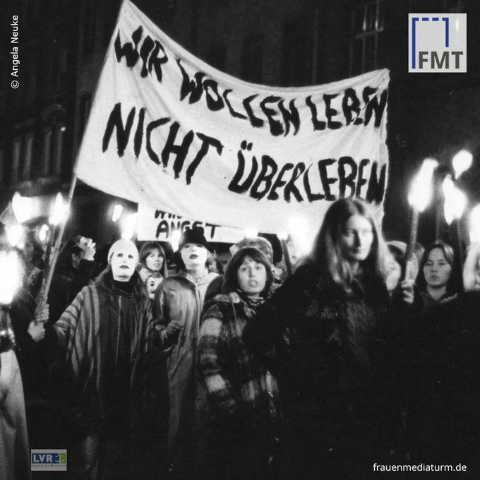 Zur #Walpurgisnacht gingen 1977 in der BRD zum ersten Mal Frauen auf die Straße. Mit Fackeln, Kerzen und weiß bemalten Gesichtern demonstrierten sie gegen sexuelle Gewalt und Belästigung.