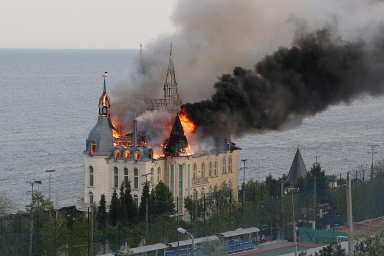 olgalaw75's tweet photo. Bränder, döda och skadade i Odessa 
Minst fem civila har mist livet och en Hogwartsliknande skola står i lågor. Rysslands robotattack mot ukrainska Odessa vid Svarta havet skördar offer.
Satellitbilder bekräftar flera av de ryska framgångarna längs fronten (msn) https://t.co/OEpLwEj8fJ