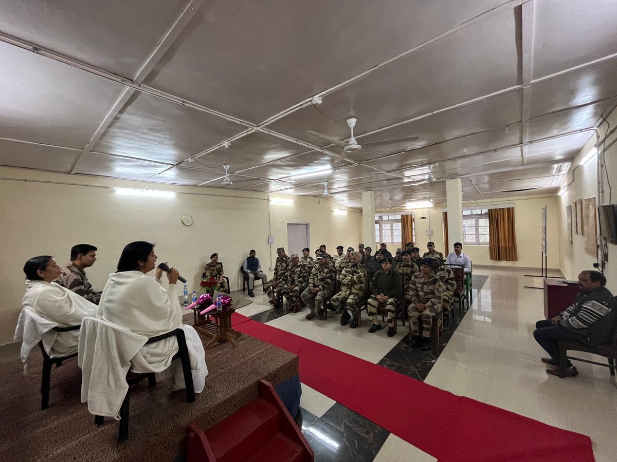 A special session on stress management, meditation, and work-life balance was conducted for personnel @ CISF Unit BSPS Surangini, Chamba in coordination with 'Brahmakumaris'. #PROTECTIONandSECURITY #WELFARE @HMOIndia @MoHFW_INDIA