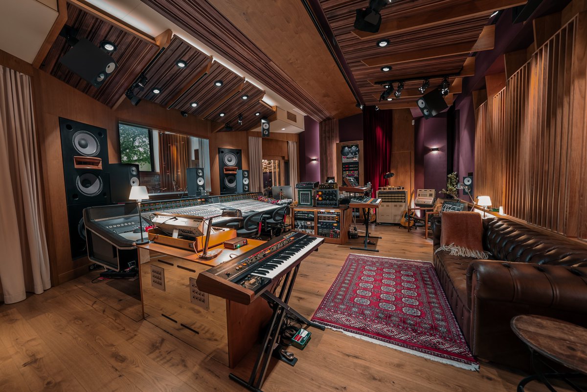 Rue Boyer Studio A equipped with Amphion 7.1.4 immersive setup in Paris.

The facilities are located in two-story building consisting of a series of studios and office space used by the @MWTM_Seminars staff for day to day needs.
#amphion #rueboyer #dolbyatmos #mixwiththemasters