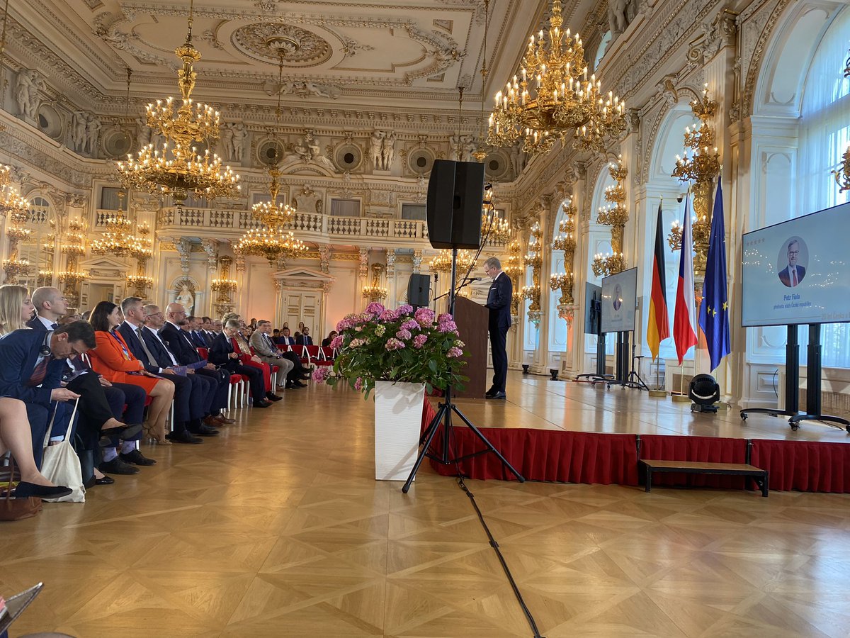 “Česko zažívá i díky členství v EU nejúspěšnější období svých moderních dějin. Můžeme být hrdí, že jsme v unii aktivní. Zbavme se nálepky nového členského státu. Hrajeme v první lize.” Premiér @P_Fiala právě teď na Pražském hradě.