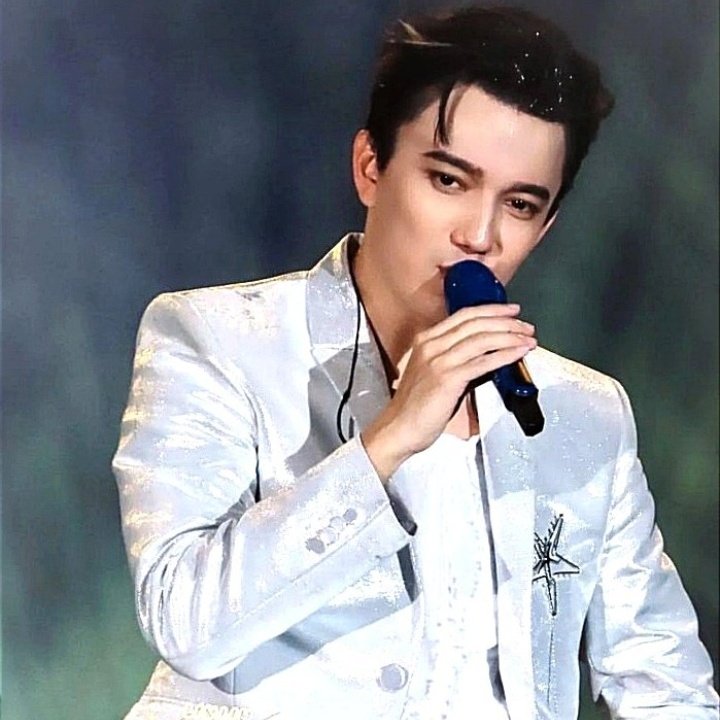 @Helendear007 A BEAUTIFUL HEART 
💖
#SmokeByDimash 
#DimashConcertBudapest
💎🎼
Dimash impresses with his scenic expressiveness. 
Bold, gentle, passionate and simple. A unique singer.