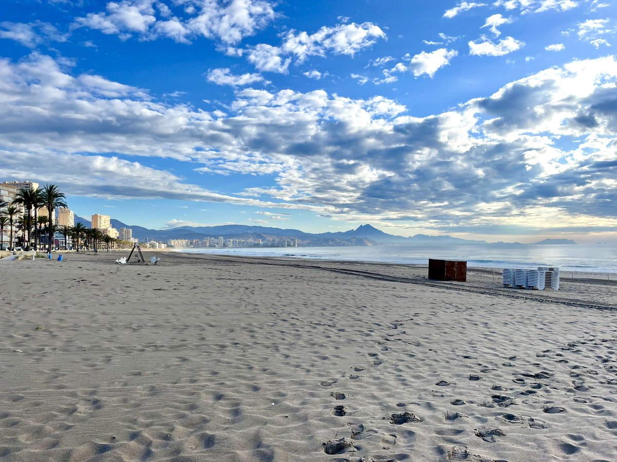 Todo listo en El Campello para recibir a los afortunados que a partir de mañana tenéis Puente ¡Va a hacer un tiempo espectacular! No olvidéis el bañador 😁😎 #PuenteDeMayo #1DeMayo #Escapada