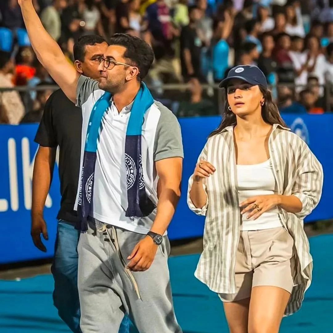 Raha's parents - #AliaBhatt and #RanbirKapoor get clicked at a football match in Mumbai.⚽❤️