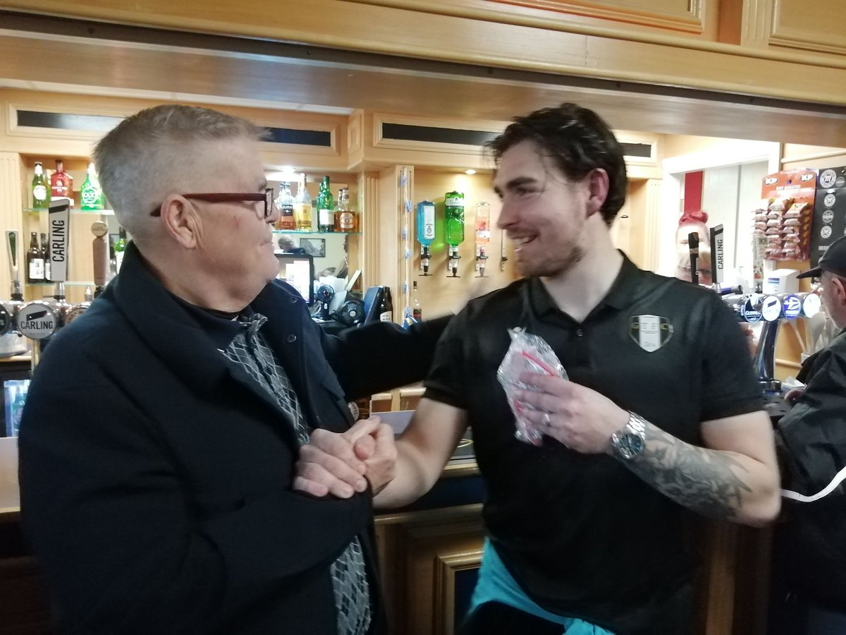 𝘼 𝙒𝙃𝙄𝙋 𝙍𝙊𝙐𝙉𝘿

With #thegingerbreads heading for a night out on Saturday, Tiny organised a whip round at Winterton and presented Sam Muggleton with it after the match in the bar 🍻
