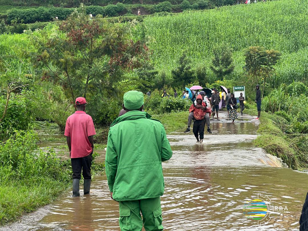 📷AMAFOTO📷

Imvura nyinshi yaguye i @MusanzeDistrict  yatumye umugezi wa Mpenge wuzura usandarira mu muhanda, biba ngomba ko bamwe babaheka mu mugongo bava mu Kagari ka Cyabararika, Umurenge wa Muhoza, by'umwihariko abajya mu mirimo mu Mujyi wa Musanze. #Rwanda