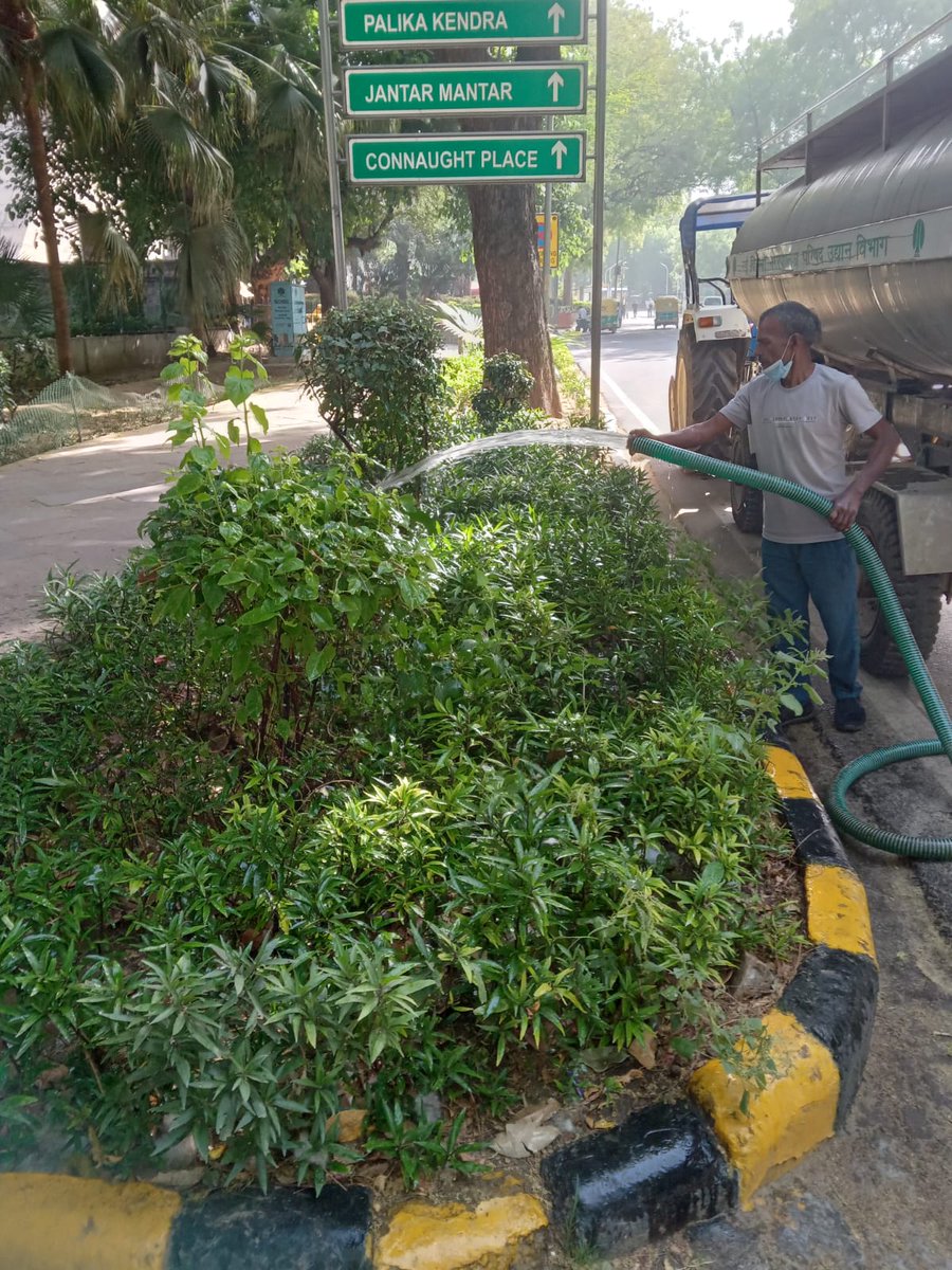 To mitigate #AirPollution in New Delhi area, #NDMC is continuously washing roadside trees and footpaths to provide a healthy environment for visitors & citizens of its area.

NDMC - सेवा में तत्पर सदैव