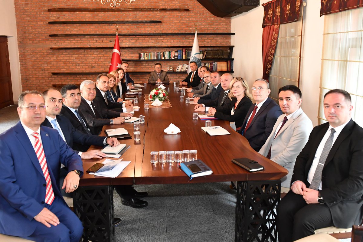 DrVeyselTiryaki's tweet photo. Belediye Başkan yardımcılarımız ve birim müdürlerimiz ile toplantıda bir araya gelerek daha güzel bir  #Altındağ için yapacağımız çalışmaları görüştük. 

Her şeyin en iyisine layık Altındağlı hemşehrilerimiz için hiç durmadan çalışacağız. https://t.co/tTkjFxkeD7
