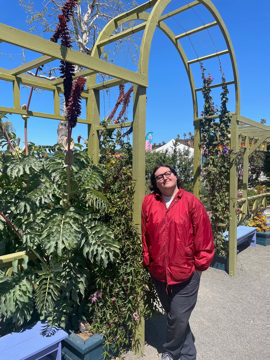 veryfawny's tweet photo. when the farming sim players go to the flower farm ! (ღ˘⌣˘ღ) https://t.co/wZwIxJMZju