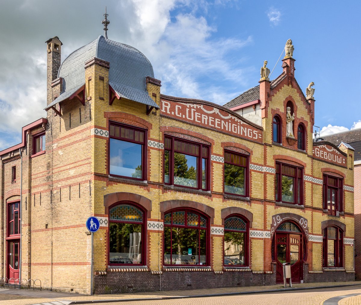 The former Roman Catholic Association Building in #Franeker (Friesland) was designed in 1909 by architect Nicolaas J. Adema) in the Art Nouveau style.