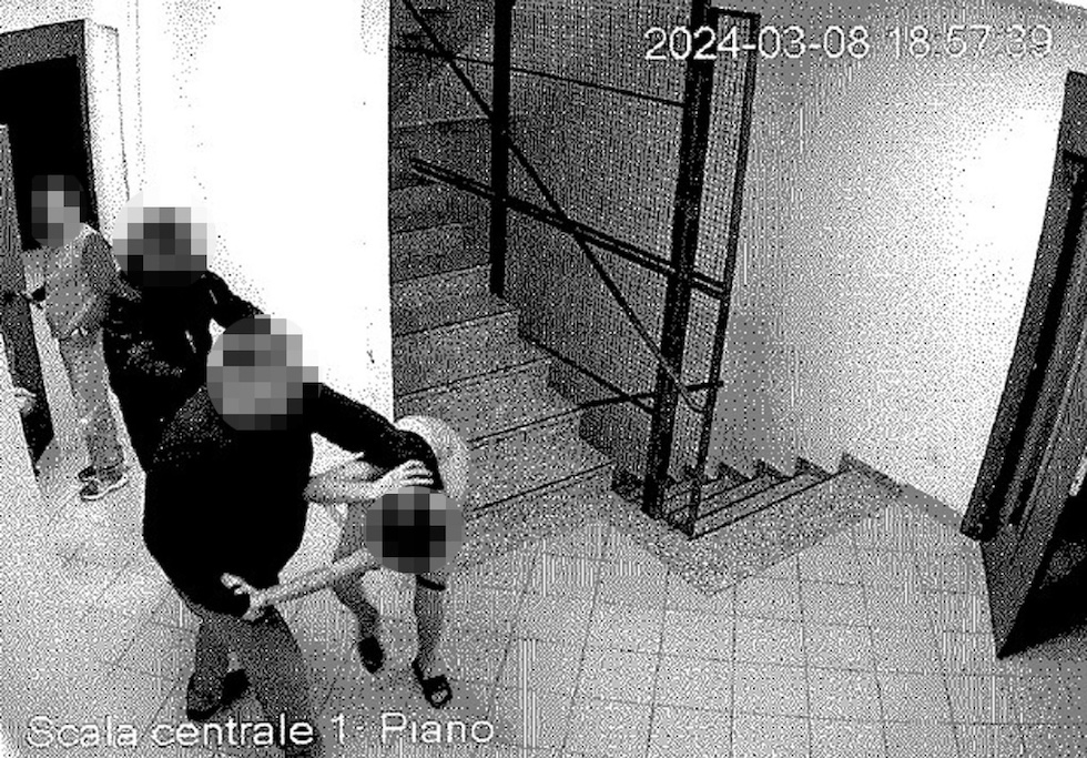 Sono uscite le prime immagini dal carcere minorile Beccaria. Mostrano un 15enne seminudo, picchiato dagli agenti penitenziari.

Un paese governato da chi vuole abolire il reato di tortura perché non permetterebbe agli agenti di lavorare bene è un paese che autorizza tutto questo.