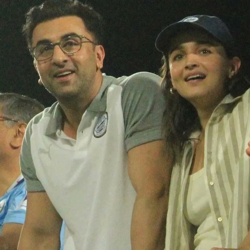Ranbir Kapoor and Alia Bhatt twin in grey and white as they attend a football match together

#aliabhatt #ranbirkapoor #alia #ranbir #bollywood #trendingnow #explorepage #fyp #isl #indiansuperleague #ranlia
