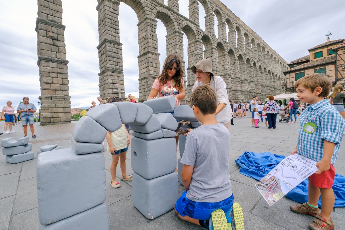 😍¿Vienes a Segovia con niños en el puente de mayo? El arriero Claudio te espera para que descubras nuestra ciudad a través de historias, juegos y leyendas...en familia ✅1 de mayo, a las 12,15 y 16.30 h ✅2 y 4 de mayo, a las 12.15 h ℹ bit.ly/3TaIjQG #SegoviaEnFamilia