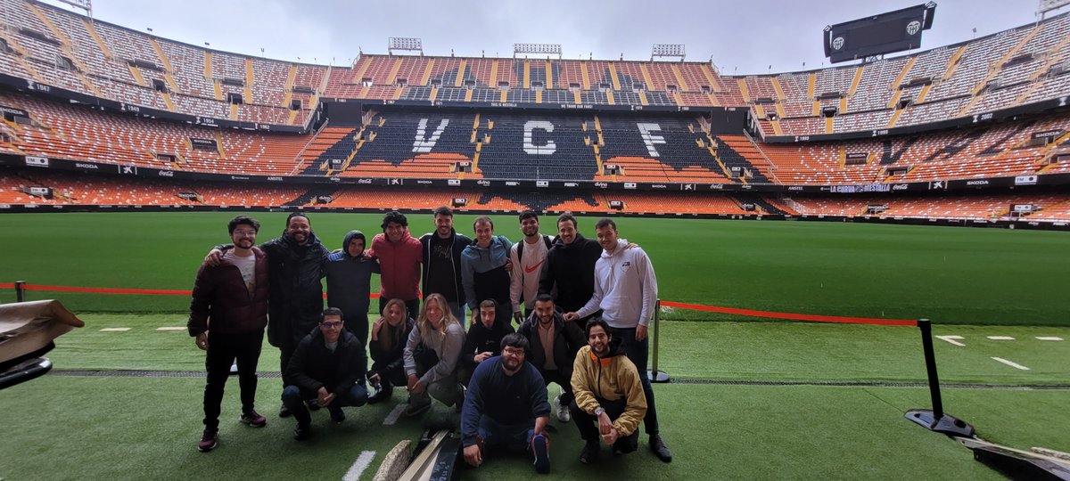 Los estudiantes de la X edición visitaron el estadio Mestalla, uno de los más emblemáticos de España y Europa, disfrutando de un tour guiado por diferentes espacios históricos del lugar y una masterclass de negocios con Eduardo Castell, Business Stadium Manager del VCF.