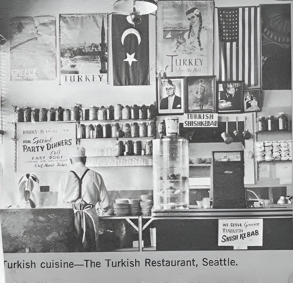 Ömer Koç'un İstanbul'da açtığı vegan fine dining restoranının dekorasyonuna bayıldım!

Bana ABD, Seattle'da İstanbullu göçmenler Morris ve Zelda Tacher'in açtığı Türk restoranını çok anımsattı.

1950'ler ve duvarda Atatürk, dönemin Cumhurbaşkanı Celâl Bayar, Sultanahmet camii,