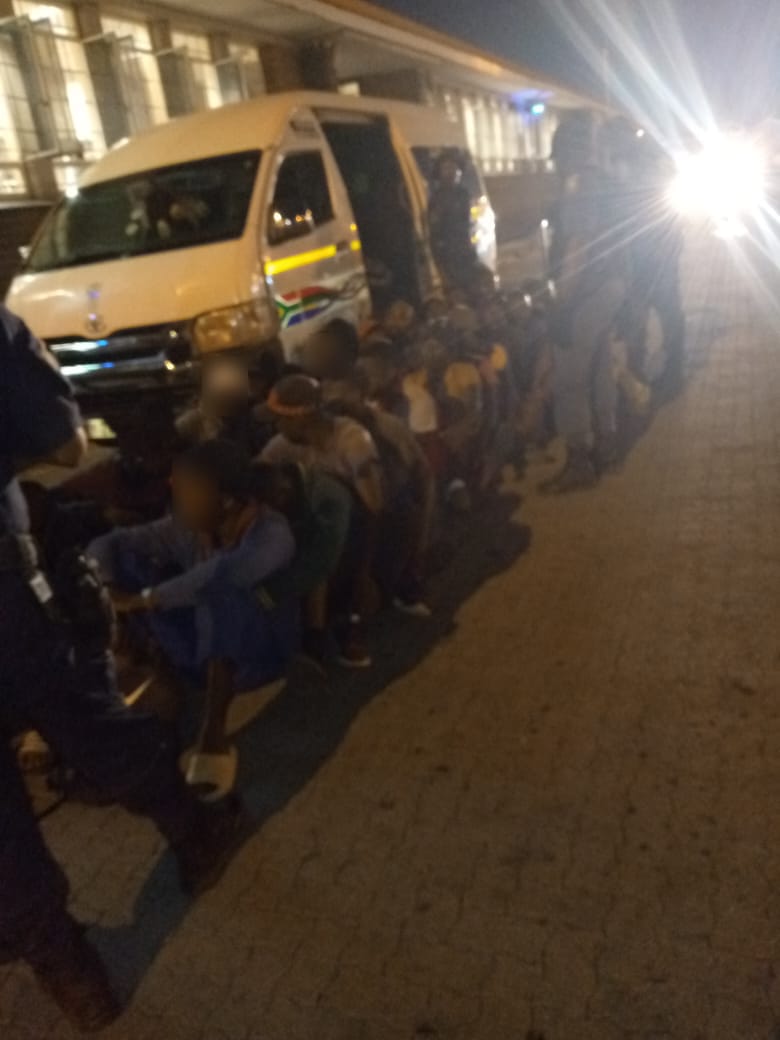 JUST IN

#sapsLIM Border Police at Beitbridge Port of Entry outside Musina,arrested 42 foreign nationals on 28/04 for contravention of immigration Act.A homemade ladder was also found at Beitbridge that is believed to be used to cross Limpopo River between Zimbabwe & South Africa