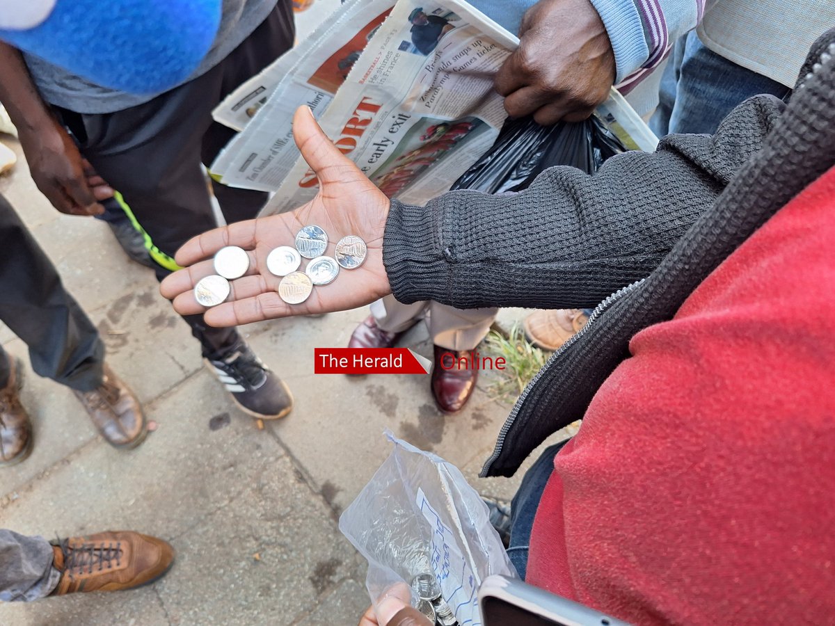 The banking public started withdrawing ZiG at various banks in Harare CBD, this morning. 📸: Farai Dauramanzi