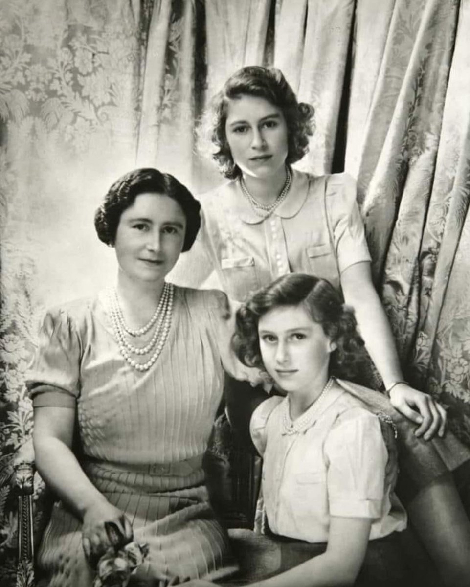 What a truly beautiful photo this is of Our Dearly Missed Queen Elizabeth II with her Sister Princess Margaret and their mother Queen Elizabeth The Queen Mother ❤️❤️❤️❤️ #QueenElizabeth #QueenElizabethII