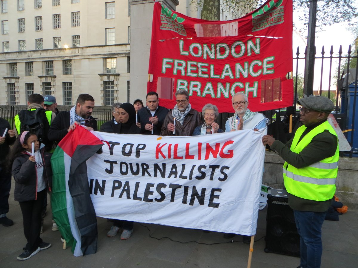 NUJ LFB Rally in Westminster last night to support #IWMD. Honouring the Gaza dead and calling for an end to the killing of journalists worldwide. Fantastic turnout - thank you all (Pics by Mick Holder)🙏 #stopkillingjournalistsingaza #journalismisnotacrime
londonfreelance.org/fl/2311gaza-de…