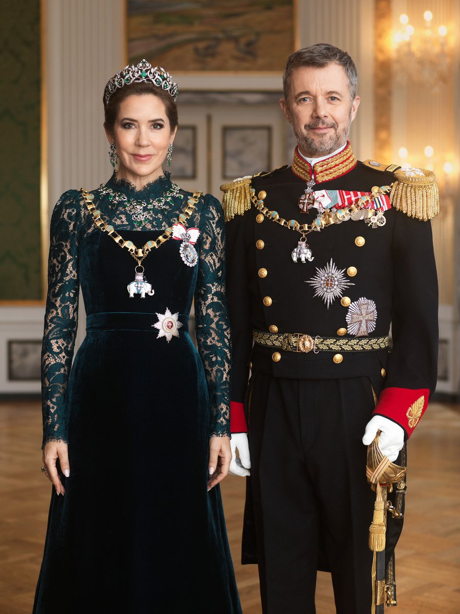 New portrait of Their Majesties The King and Queen of Denmark👑 In connection with the succession of the throne on 14 January this year, the Danish Royal House has published the first official portrait of Denmark's new King and Queen. 👑👫 📸: Steen Evald, Kongehuset