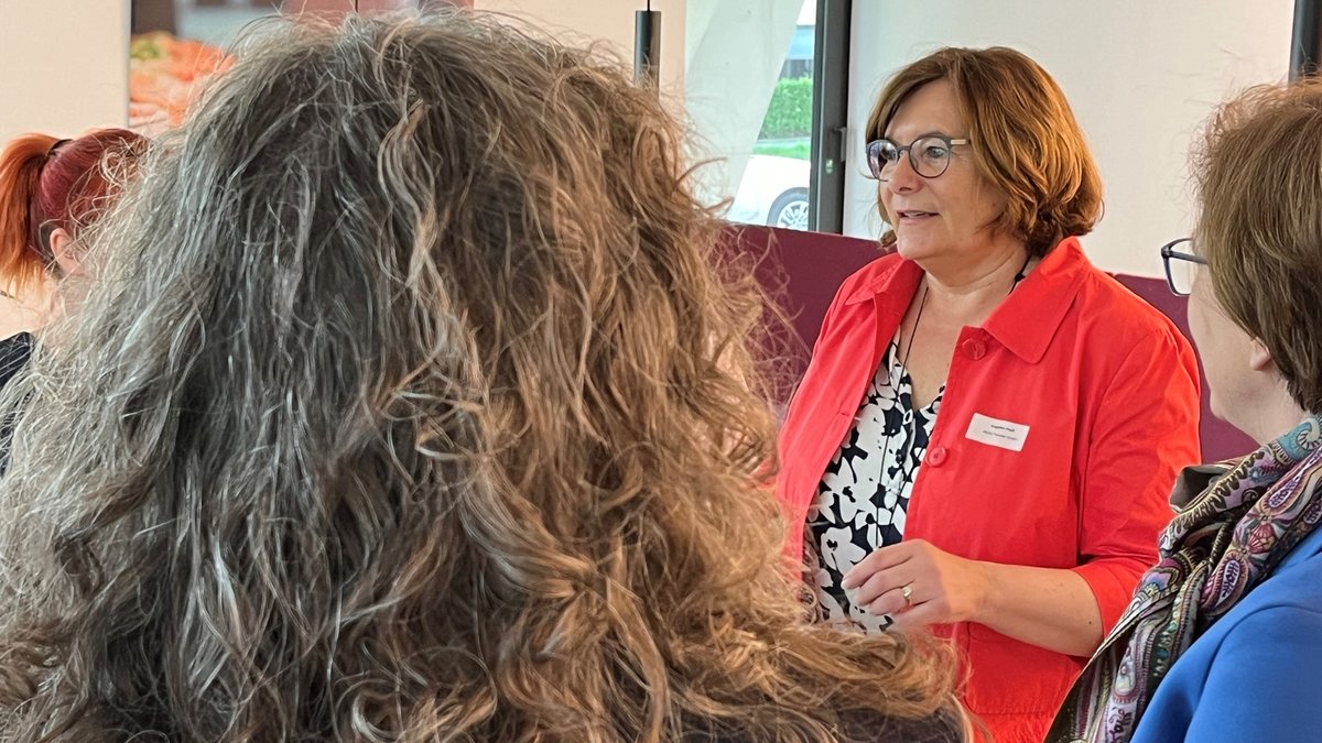 Debatte beim #PEAG Frühstück am See: Gering Qualifizierte wollen sich weiterbilden, Hürden aber meist zu hoch. "Oft müssen wir viel Überzeugungsarbeit leisten, damit sie ihre Chance ergreifen", so Geschäftsführerin Angelika <a href="/Preiss_PEAG/">Angelika Preiß</a> ➡️ peag-online.de/peag-transfer/… #DortmundAtWork