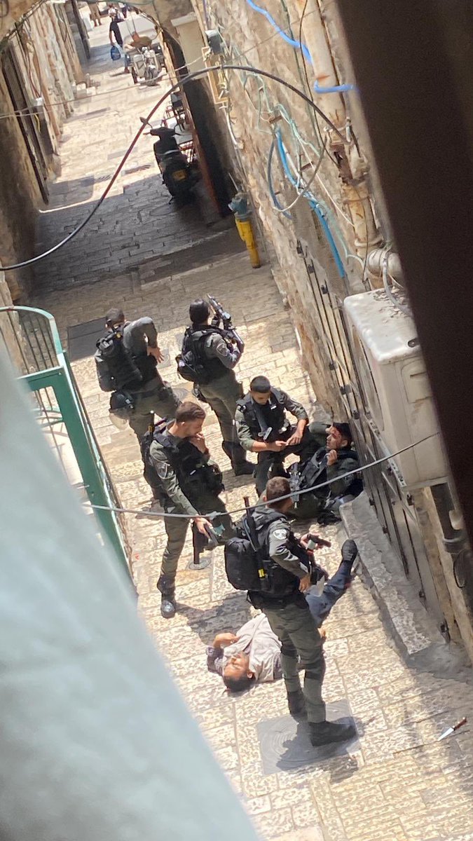 🔴#SONDAKİKA Kudüs'te bir Türk turist, İsrail askerini bıçaklamaya çalışırken yakalandı.