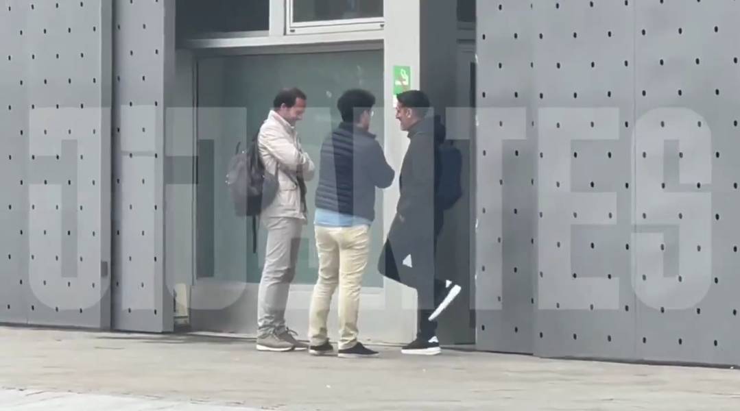 🚨🎖️| Julio Tous and Raul Martinez seen at the club's offices. They're the new addition to Xavi's staff for the medical and physios section. [@monfortcarlos] #fcblive