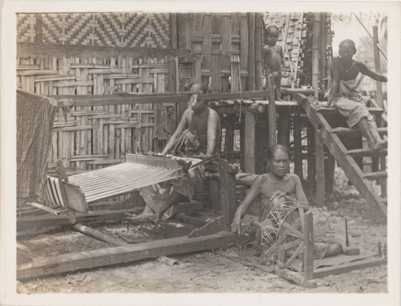 As it’s #NationalTextilesDay we had to share this image showing the process of spinning cotton fibre to create thread, & the weaving of the thread on a loom #PhotoFriday 📸P.46368.SKT Spinning & weaving, Kelantan, Malaysia. Photographer: W. ?Skeat, 1899 🔗collections.maa.cam.ac.uk/photographs/33…