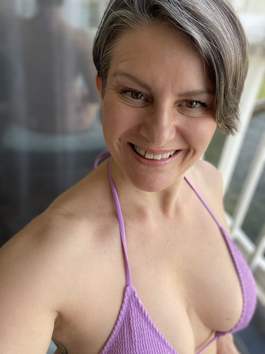 CuriousCarly_'s tweet photo. Tuesday treat! https://t.co/CnyYAFwROM