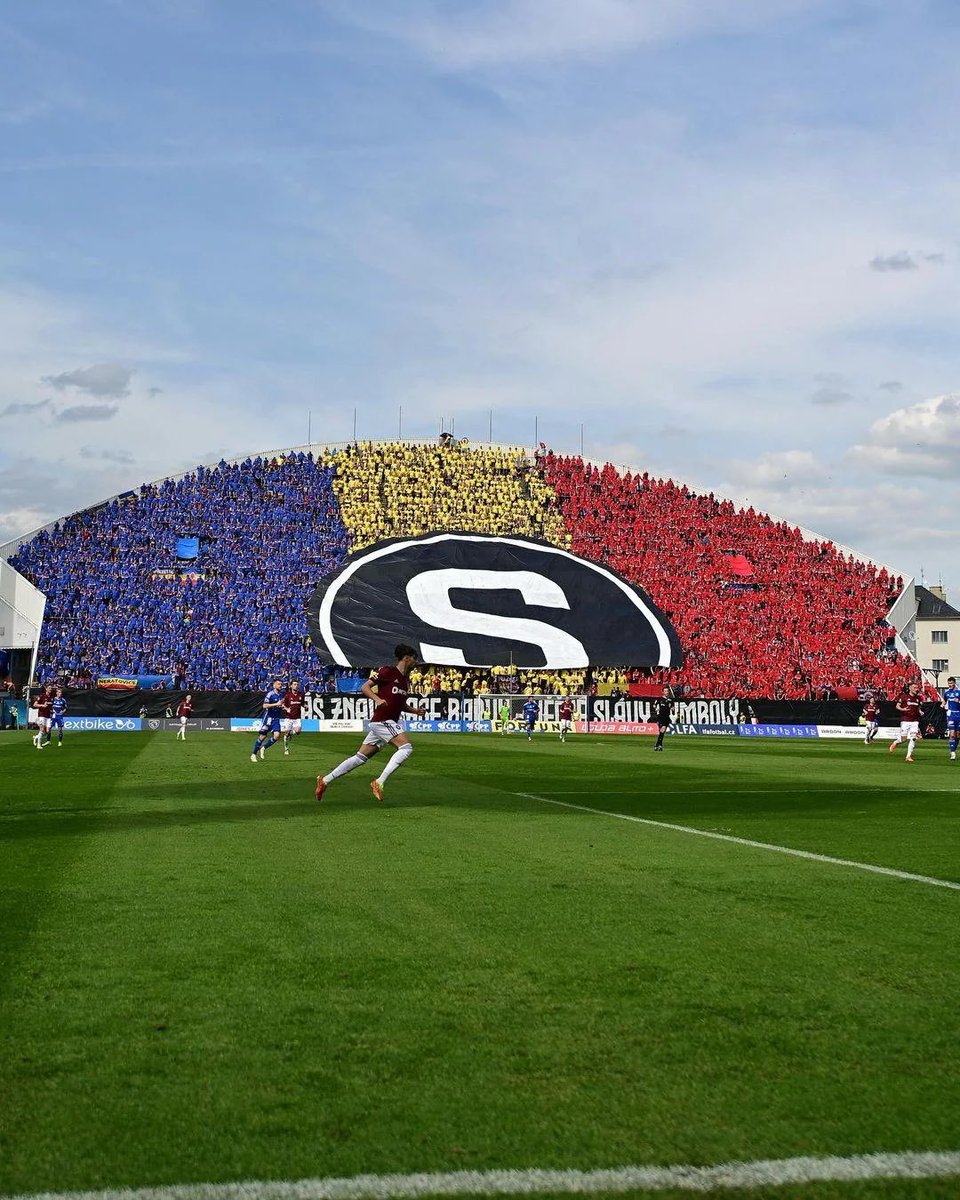 🇨🇿Sparta Prague’s away end against Sigma Olomouc was one for the books. Yes, you read that correctly. This is their AWAY end…